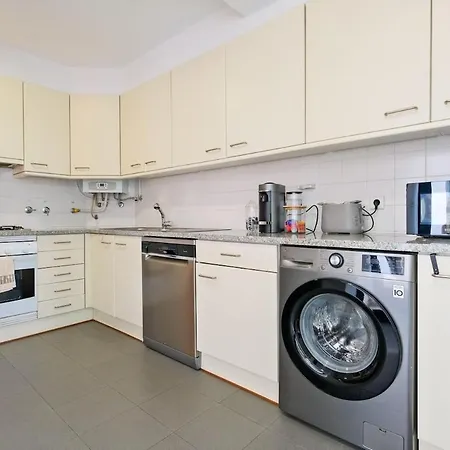Bright & Modern Duplex With Terrace Telheiras 아파트