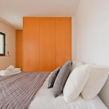 Bright & Modern Duplex With Terrace Telheiras 아파트 *