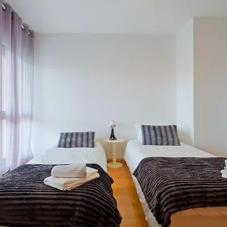Bright & Modern Duplex With Terrace Telheiras 아파트