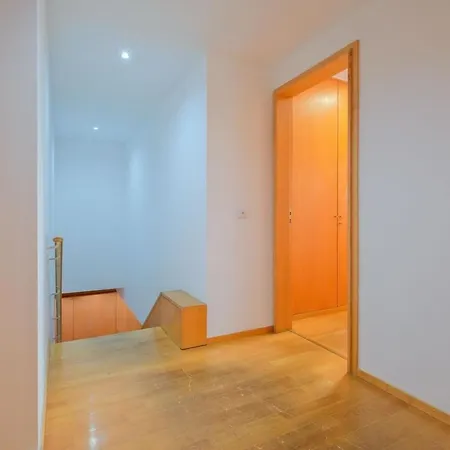 Bright & Modern Duplex With Terrace Telheiras 리스본