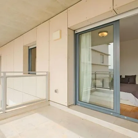 Bright & Modern Duplex With Terrace Telheiras * ליסבון