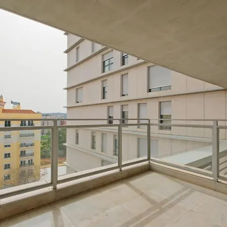 Bright & Modern Duplex With Terrace Telheiras ליסבון