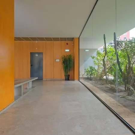 Bright & Modern Duplex With Terrace Telheiras 아파트 *
