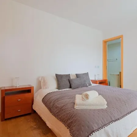 아파트 Bright & Modern Duplex With Terrace Telheiras 리스본